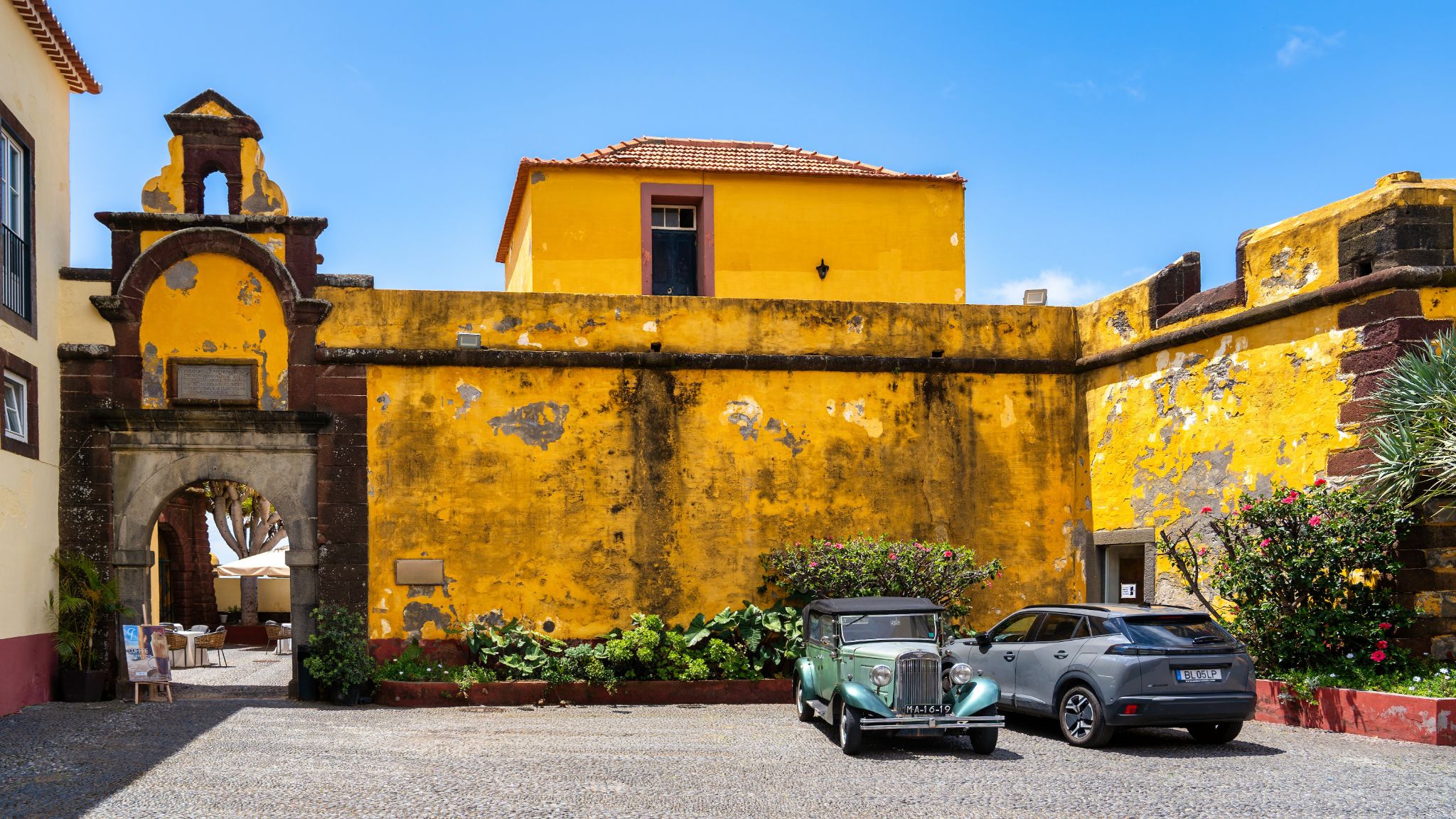 Das leuchtend gelbe Forte de São Tiago aus dem 17. Jahrhundert schützte einst Funchal vor den Piraten.